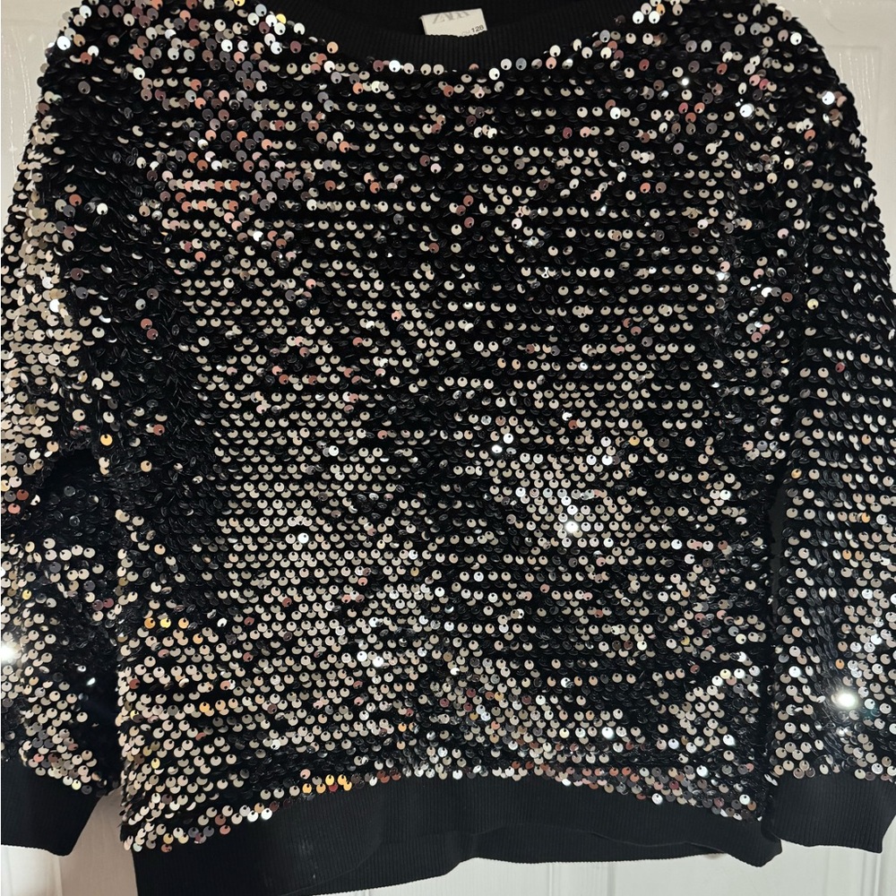 Sequins sweater with sleeves, absolutely gorgeous top. Goes w/jeans or pants